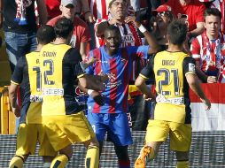 Después de esto, el partido casi termina en enfrentamiento entre jugadores del Atleti y del Levante. EFE /