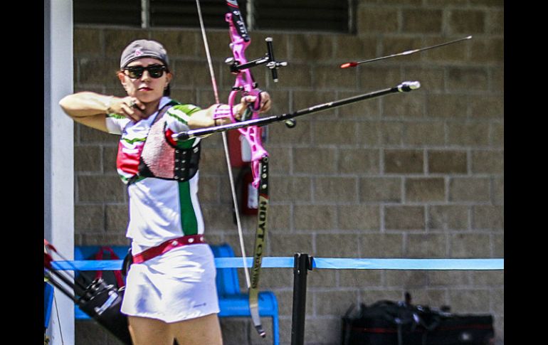 Aída Román ganó dos medallas, una con Juan René Serrano y otra en equipo femenil. ARCHIVO /