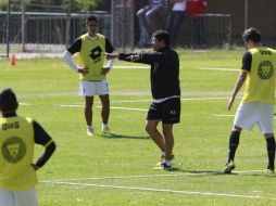 El técnico junto a los jugadores de los Leones Negros en el entrenamiento.  /