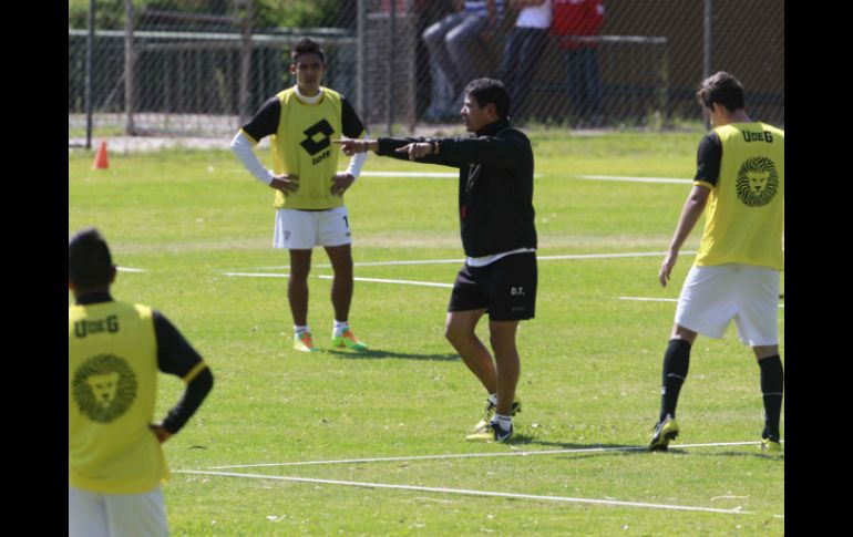 El técnico junto a los jugadores de los Leones Negros en el entrenamiento.  /