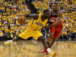 Bradley Beal quien anotó 25 puntos a los Wizards se disputa el balón con Lance Stephenson de los Pacers. EFE /