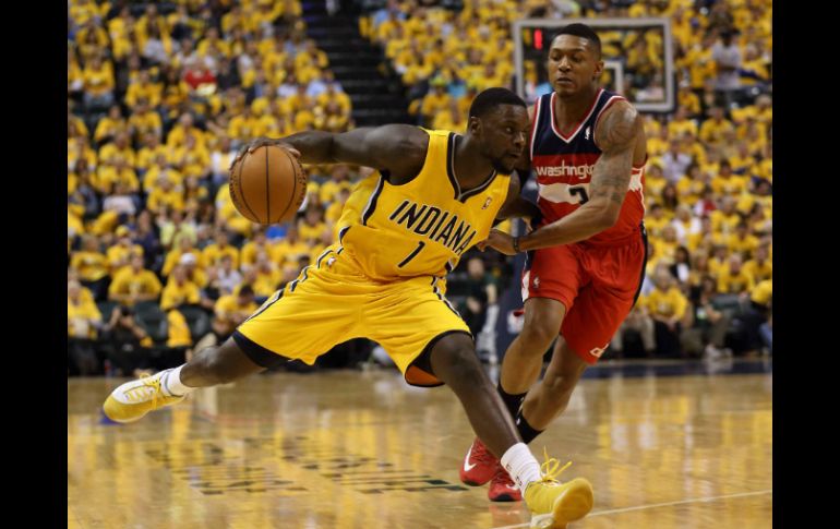 Bradley Beal quien anotó 25 puntos a los Wizards se disputa el balón con Lance Stephenson de los Pacers. EFE /