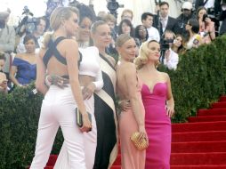 Cara Delevingne , Rihanna, Stella McCartney, Kate Bosworth y Reese Witherspoon en la alfombra roja del Met. AP /