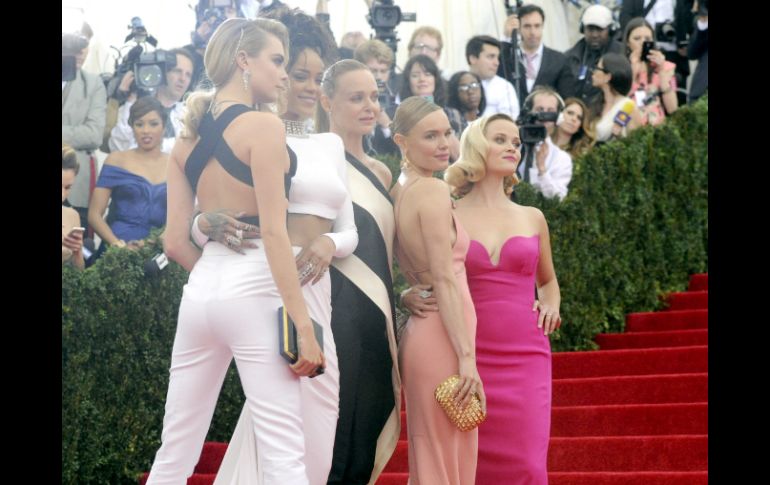 Cara Delevingne , Rihanna, Stella McCartney, Kate Bosworth y Reese Witherspoon en la alfombra roja del Met. AP /