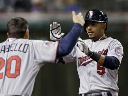 Eduardo Escobar celebra junto a Colabello después de su jonrón. AP /