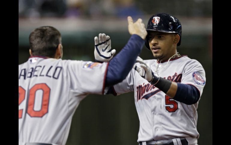 Eduardo Escobar celebra junto a Colabello después de su jonrón. AP /