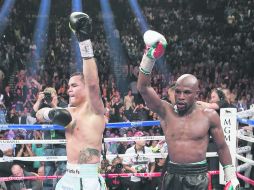 Cerrada. Al final del combate del sábado en Las Vegas, ambos peleadores levantaron el brazo en señal de victoria. AP /