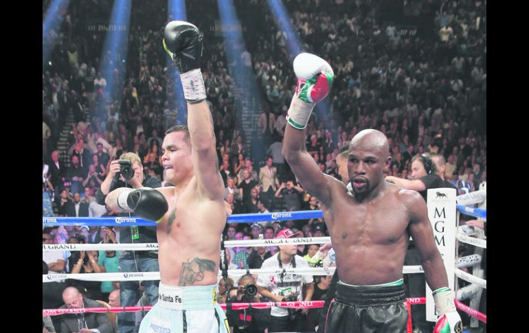 Cerrada. Al final del combate del sábado en Las Vegas, ambos peleadores levantaron el brazo en señal de victoria. AP /