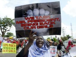 Manifestantes piden a las autoridades de Nigeria que regresen a las nilñas secuestradas. AFP /