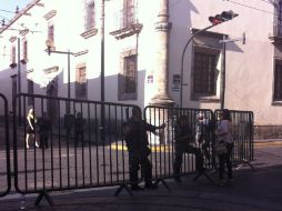 Policías impiden el ingreso a las calles que rodean el Congreso local; los transeúntes no obtienen información sobre el cierre.  /