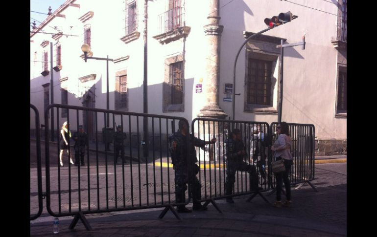 Policías impiden el ingreso a las calles que rodean el Congreso local; los transeúntes no obtienen información sobre el cierre.  /