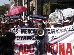 Los manifestantes permanecieron por un momento en la avenida Hidalgo.  /