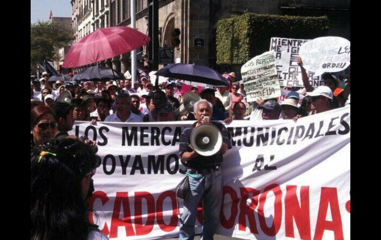 Los manifestantes permanecieron por un momento en la avenida Hidalgo.  /