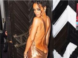 Después de la gala, Rihanna cambió su vestido por uno dorado con la espalda descubierta. ESPECIAL /