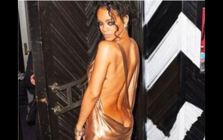 Después de la gala, Rihanna cambió su vestido por uno dorado con la espalda descubierta. ESPECIAL /