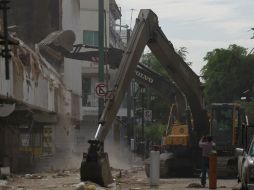 Esta mañana comenzaron los trabajos de demolición de la planta alta del Mercado Corona.  /