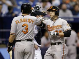 Ryan Flaherty festeja con Steve Pearce durante el partido. AP /