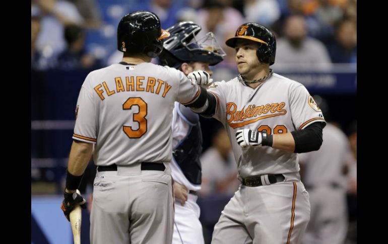 Ryan Flaherty festeja con Steve Pearce durante el partido. AP /