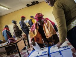 Sudafricanos acuden a las quintas elecciones generales democráticas. AFP /