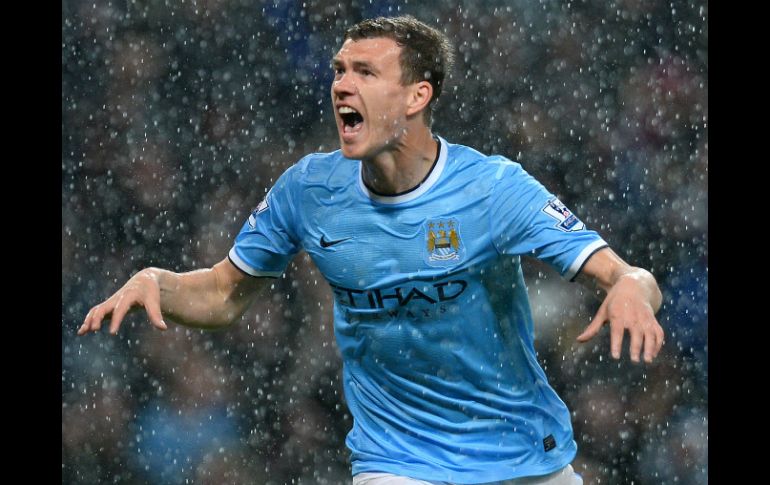 El bosnio Edin Dzeko se lució con dos goles a los minutos 64 y 72. AFP /