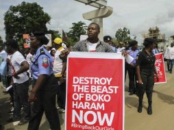 Decenas de personas se manifestan en contra de la incapacidad del gobierno de Nigeria de rescatar a las niñas secuestradas. EFE /