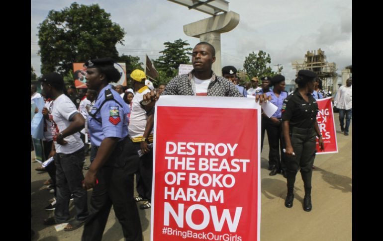 Decenas de personas se manifestan en contra de la incapacidad del gobierno de Nigeria de rescatar a las niñas secuestradas. EFE /