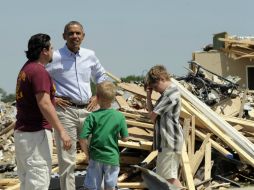 Barack Obama recorre la comunidad de Vilona, una de las regiones más afectadas de Arkansas por los tornados. AP /