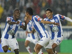 Jugadores del Pachuca festejan una anotación ante Santos. EFE /