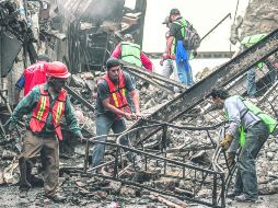 Limpieza. Las labores de demolición y remoción de escombros continúo ayer en el Mercado Corona.  /