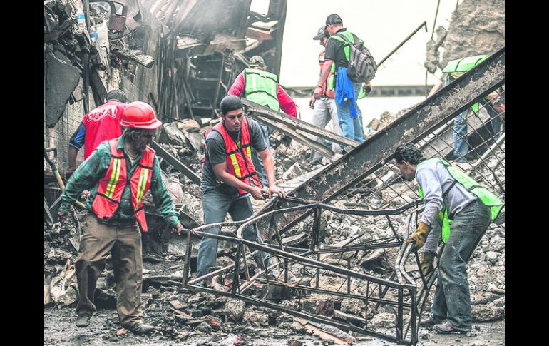 Limpieza. Las labores de demolición y remoción de escombros continúo ayer en el Mercado Corona.  /