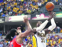 Hasta que. Roy Hibbert se levanta para tirar un gancho ante la marca de Nené. AFP /