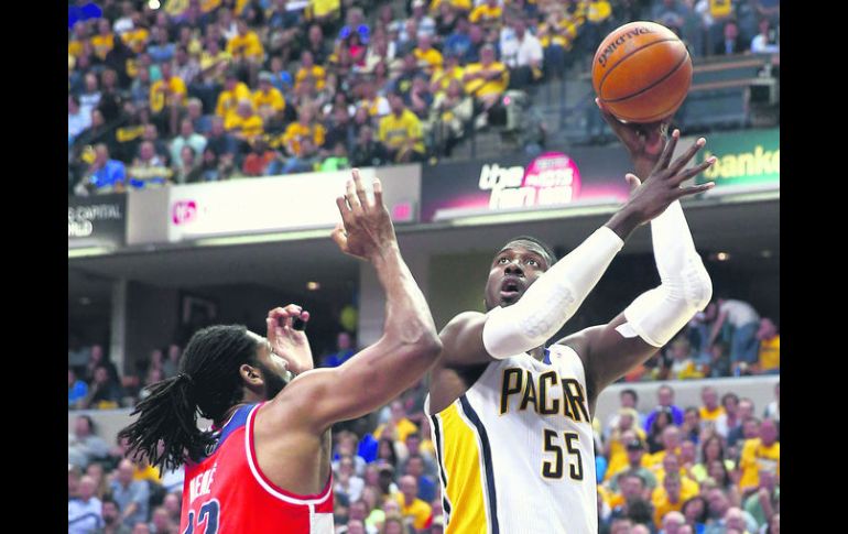 Hasta que. Roy Hibbert se levanta para tirar un gancho ante la marca de Nené. AFP /