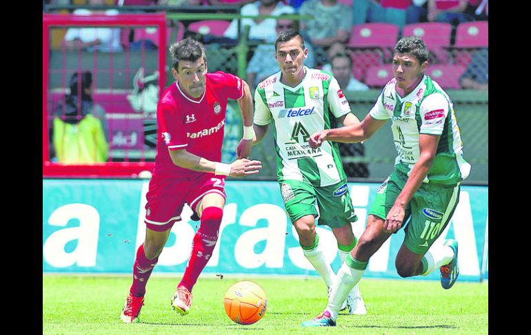 De igual a igual. El enfrentamiento ha sido calificado por los estrategas de ambos clubes como equilibrado. MEXSPORT /