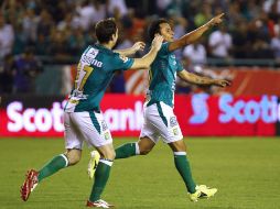 Luis Montes (centro) festeja el gol de los esmeraldas en el partido. AFP /