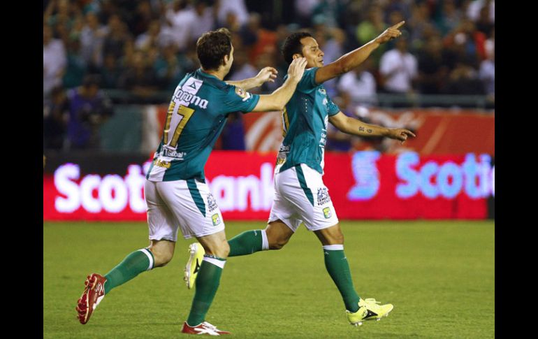 Luis Montes (centro) festeja el gol de los esmeraldas en el partido. AFP /