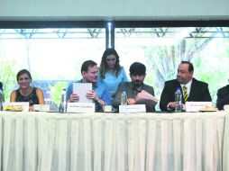 Mesa. Alma Chávez, Alberto Galarza y Mario Silva Rodríguez, en la presentación de recomendaciones en el transporte.  /