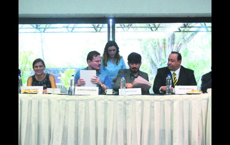 Mesa. Alma Chávez, Alberto Galarza y Mario Silva Rodríguez, en la presentación de recomendaciones en el transporte.  /