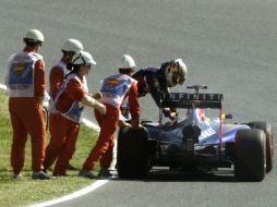 El piloto alemán, Sebastian Vettel, sale de su coche, tras sufrir una avería durante la primera sesión de entrenamientos libres. EFE /