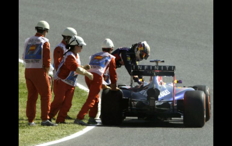 El piloto alemán, Sebastian Vettel, sale de su coche, tras sufrir una avería durante la primera sesión de entrenamientos libres. EFE /