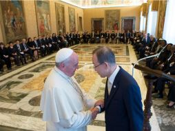 El Papa Francisco saluda al secretario general de la ONU, Ban Ki-moon, tras su reunión en El Vaticano. AP /