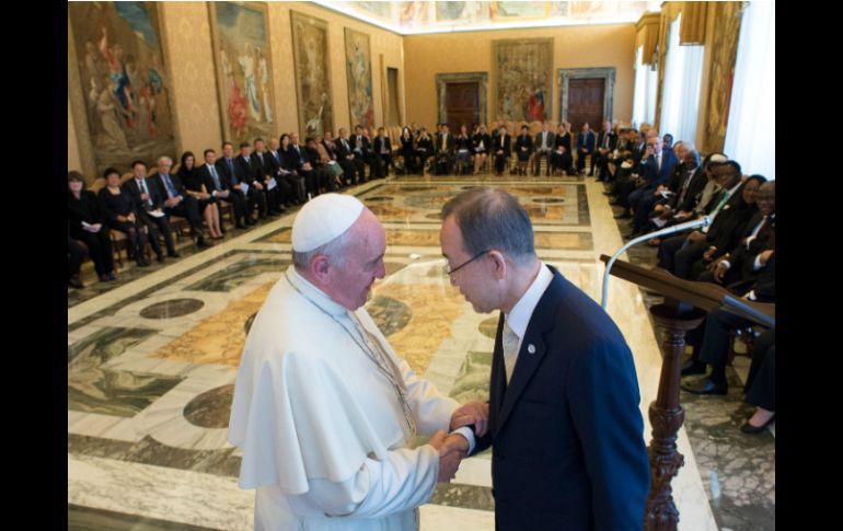 El Papa Francisco saluda al secretario general de la ONU, Ban Ki-moon, tras su reunión en El Vaticano. AP /