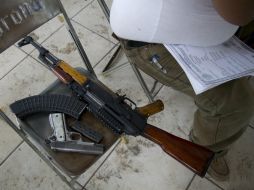 Un miembro de un grupo de autodefensa espera para registrar sus armas en el municipio de Apatzingán. AP /