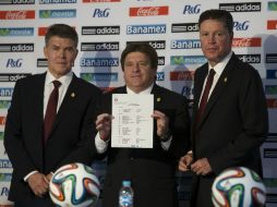 Este viernes, Miguel Herrera (c) dio a conocer la lista de los jugadores que irán al Mundial. AP /