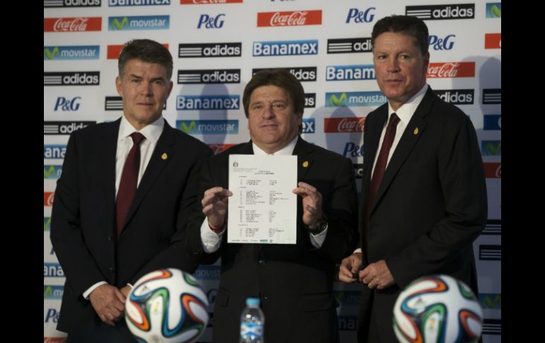 Este viernes, Miguel Herrera (c) dio a conocer la lista de los jugadores que irán al Mundial. AP /