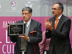 Salvador Caro, en representación del presidente municipal, hace entrega de la placa conmemorativa.  /