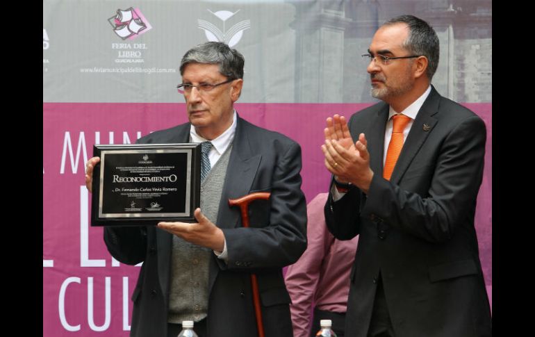 Salvador Caro, en representación del presidente municipal, hace entrega de la placa conmemorativa.  /