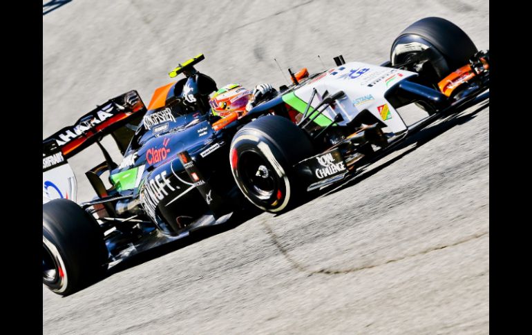 Pérez, del equipo Force India, disputa la segunda sesión de entrenamientos libres. EFE /