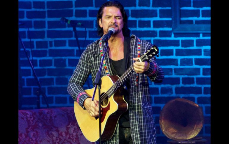 Arjona interpretó temas como 'Historia de Taxi' y 'Señora de las cuatro décadas'. ARCHIVO /