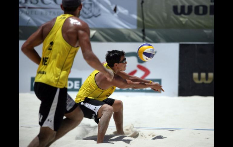 Ontiveros y Virgen son el primer dúo local en llegar lejos en este torneo de voley en rama varonil. Foto: @CONADE. ESPECIAL /