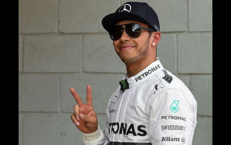 Lewis Hamilton reconoce el trabajo de su compañero Nico Rosberg, quien largará en la segunda plaza. AP /